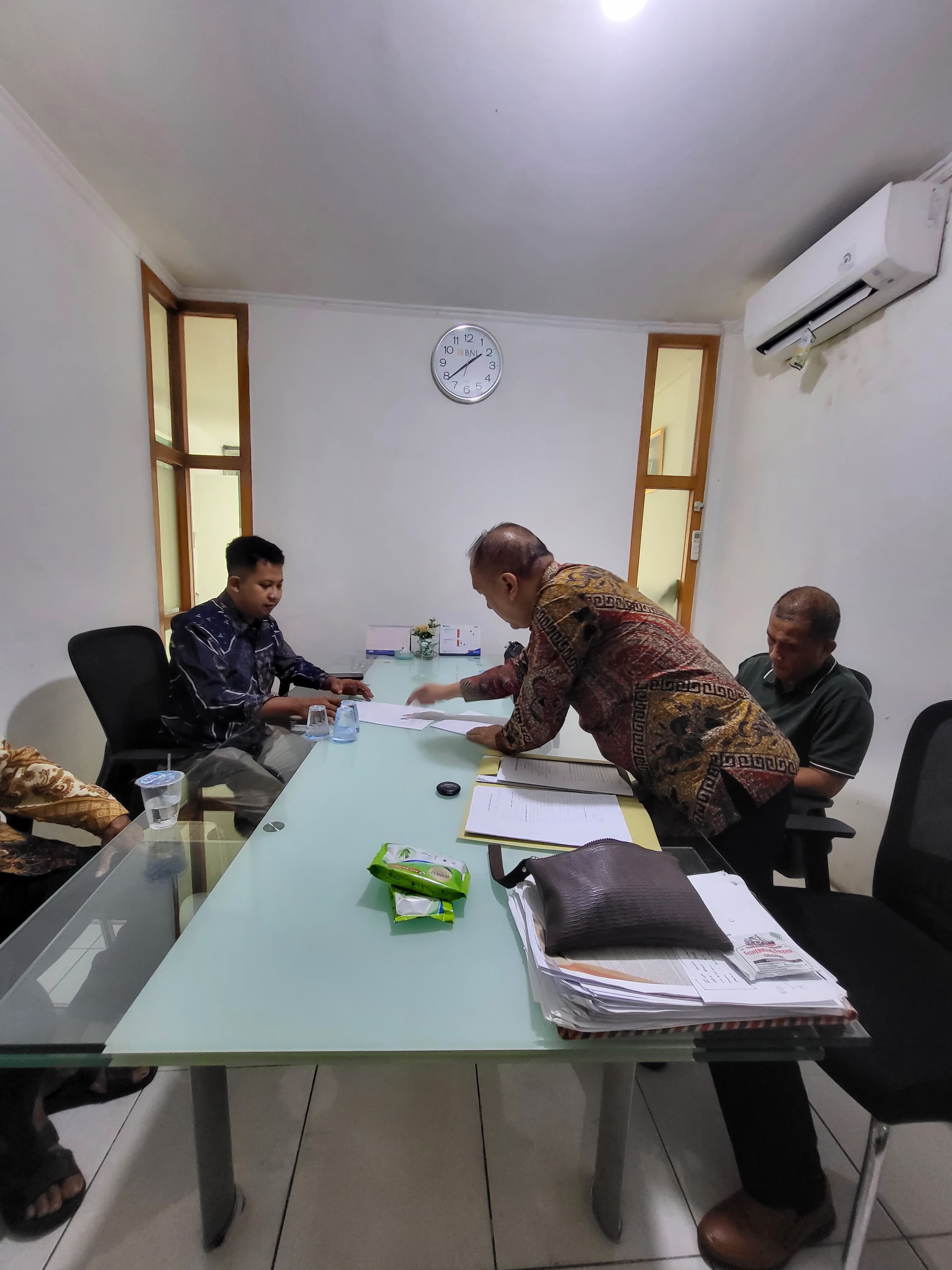 Pendampingan tanda tangan di kantor notaris